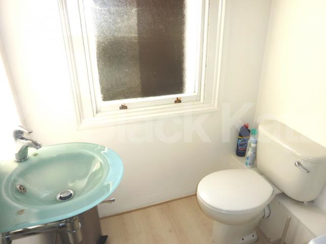 			CAMDEN SQUARE!!, 2 Bedroom, 1 bath, 1 reception Flat			 South Villas, CAMDEN SQUARE